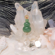 Load image into Gallery viewer, 1027 碧玉和田玉葫蘆造型18k扣頭吊墜
