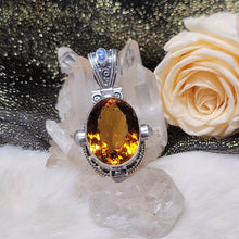 Load image into Gallery viewer, 1054 焦糖色巴西黃水晶+藍月亮S925純銀吊墜
