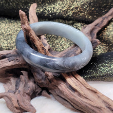 Load image into Gallery viewer, 1223 A貨翡翠烏雞手鐲（ 55 ）
