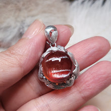 Load image into Gallery viewer, 1135 圓形紅膠花吊墜
