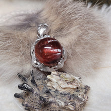 Load image into Gallery viewer, 1135 圓形紅膠花吊墜
