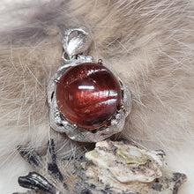 Load image into Gallery viewer, 1135 圓形紅膠花吊墜
