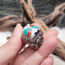 Load image into Gallery viewer, 0862  白珊瑚鑲嵌重工設計戒指
