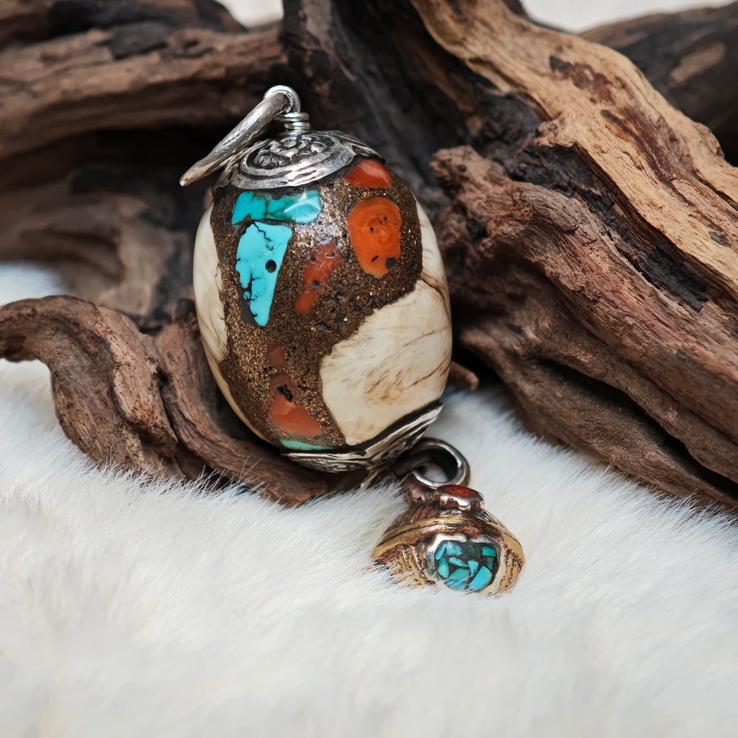 1060  砗磲鑲嵌設計款銅製鈴鐺吊墜