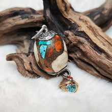 Load image into Gallery viewer, 1060  砗磲鑲嵌設計款銅製鈴鐺吊墜
