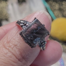 Load and play video in Gallery viewer, 1167 黑銀肽S925純銀戒指（不限指圍）
