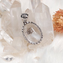 Load image into Gallery viewer, 0516 白幽靈銅礦共生S925純銀包邊吊墜
