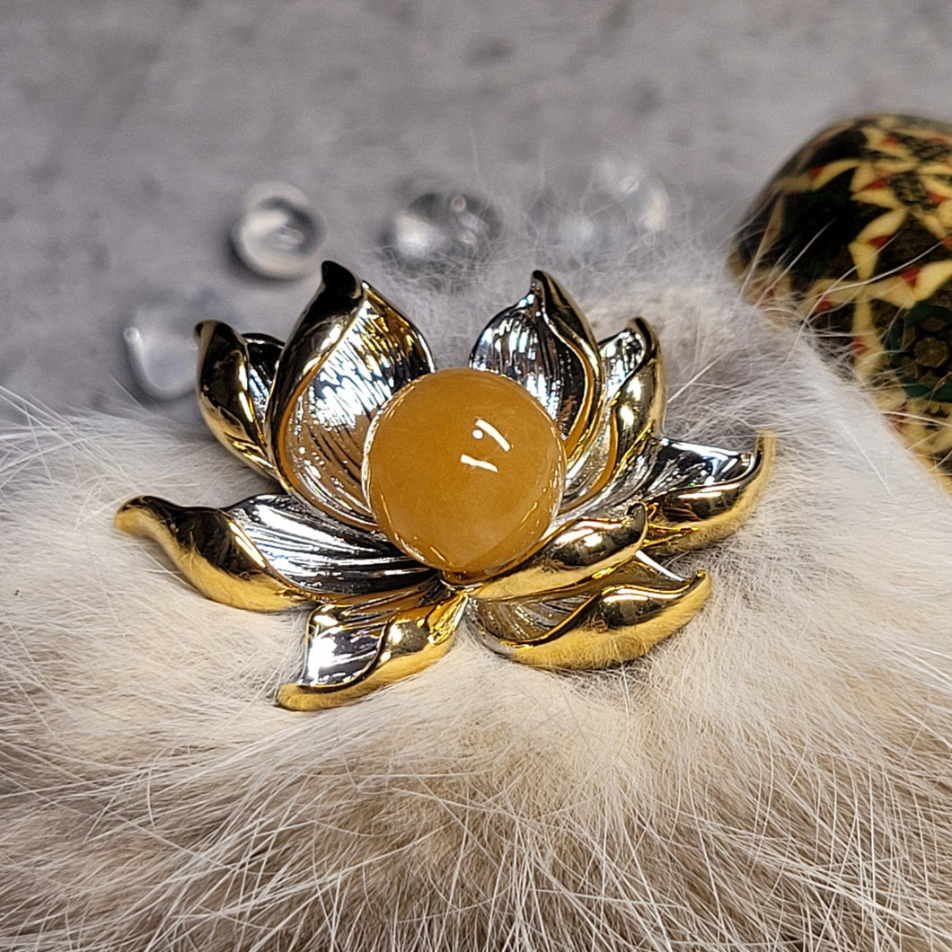 0006 雙色蓮花造型黃兔毛球胸針