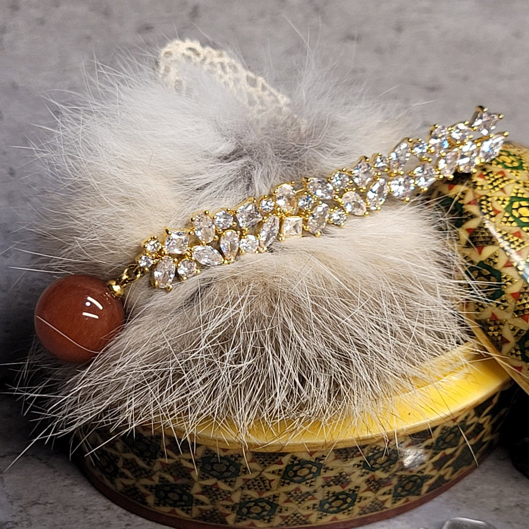 0009 一字造型紅兔毛球胸針